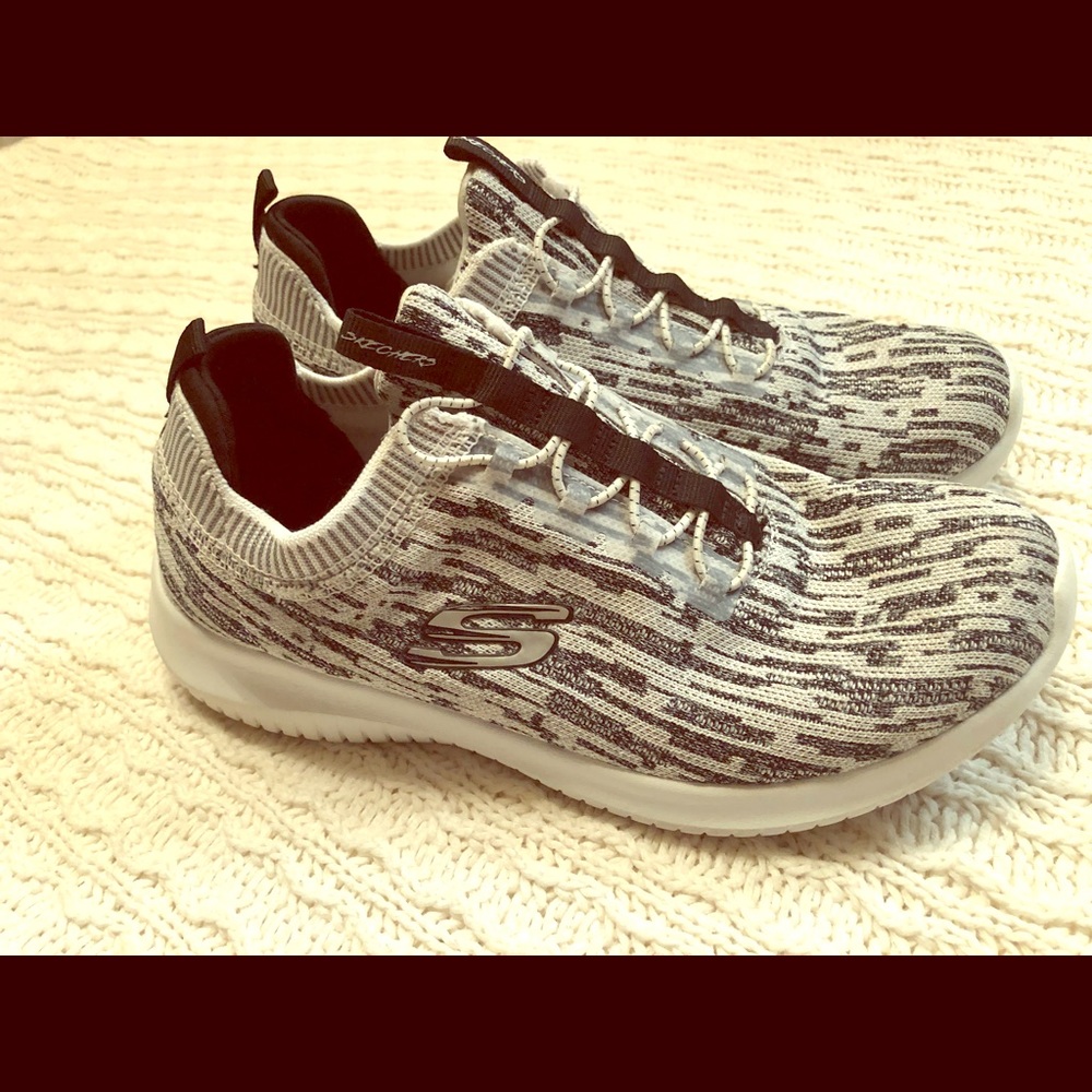 Woman’s sketchers size 7.5